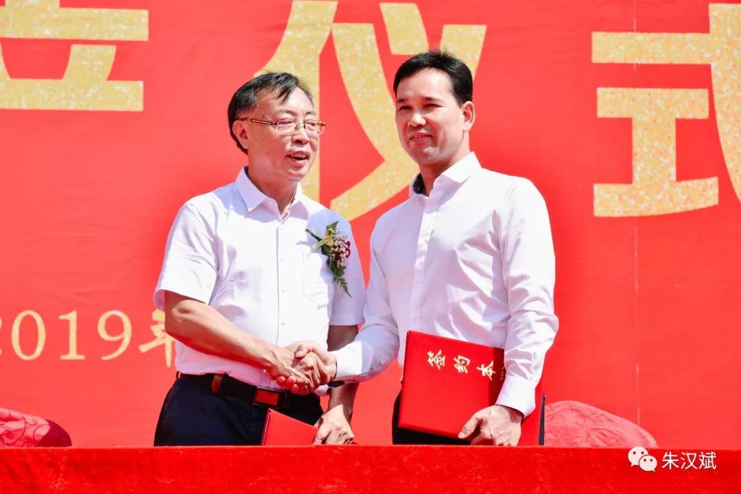 赵谋明教授与客户代表签约合照4 赵谋明教授与客户代表签约合照4