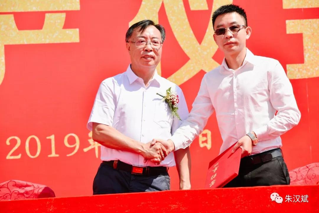 赵谋明教授与客户代表签约合照3 赵谋明教授与客户代表签约合照3
