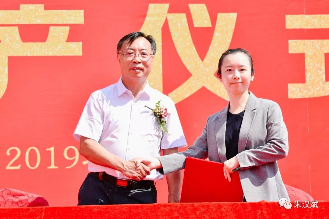 赵谋明教授与客户代表签约合照5 赵谋明教授与客户代表签约合照5
