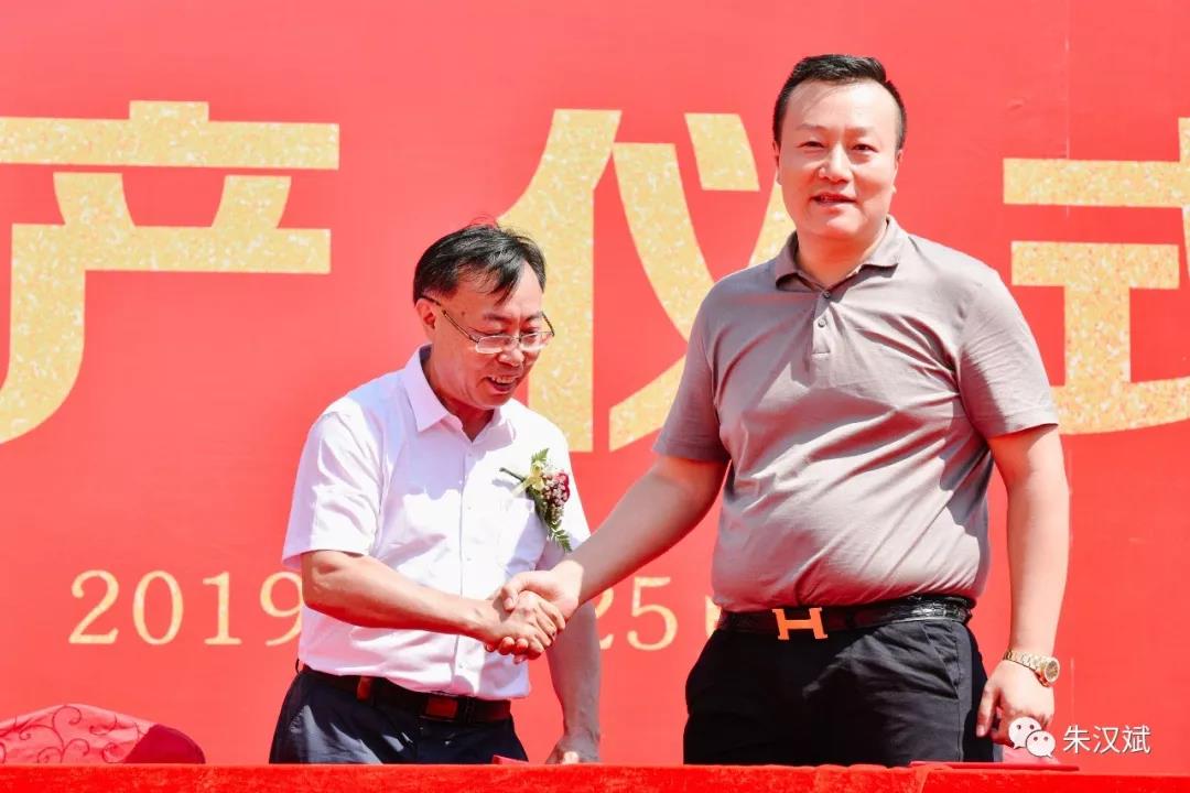 赵谋明教授与客户代表签约合照8 赵谋明教授与客户代表签约合照8